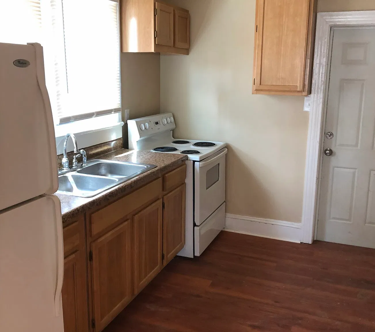 4 bed, 940 sqft, $1,716 — Photo 2