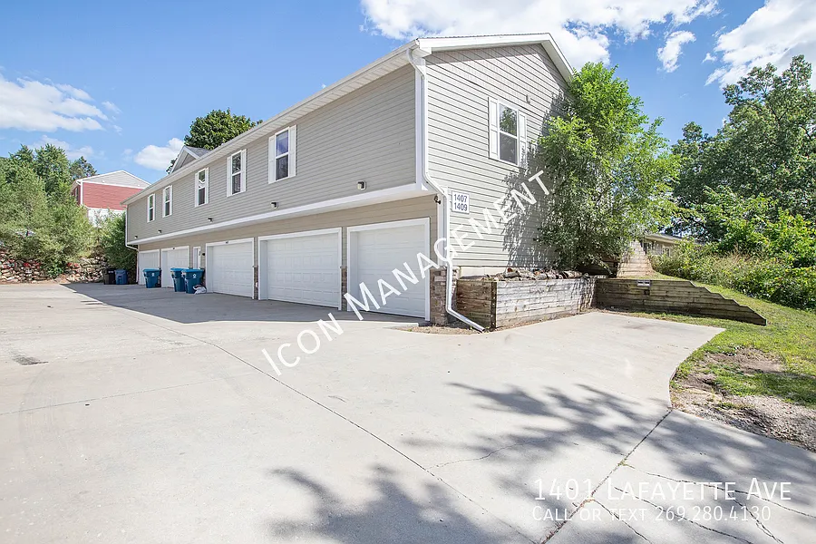 Lease Special! Close To Wmu With Garages — Photo 2