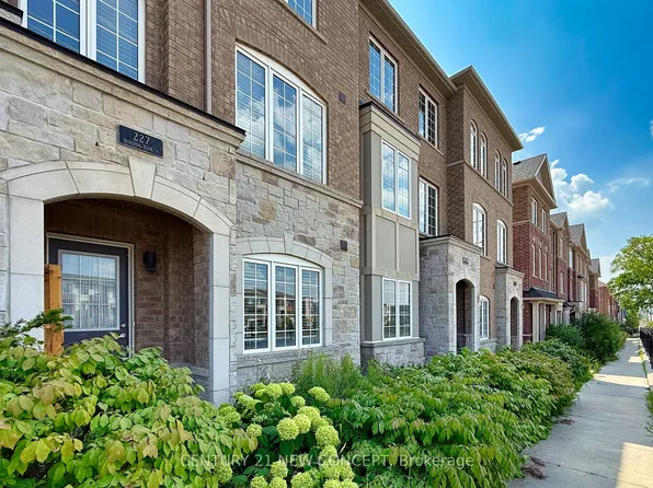 227 Harding Park St, Newmarket, ON L3Y 0E3