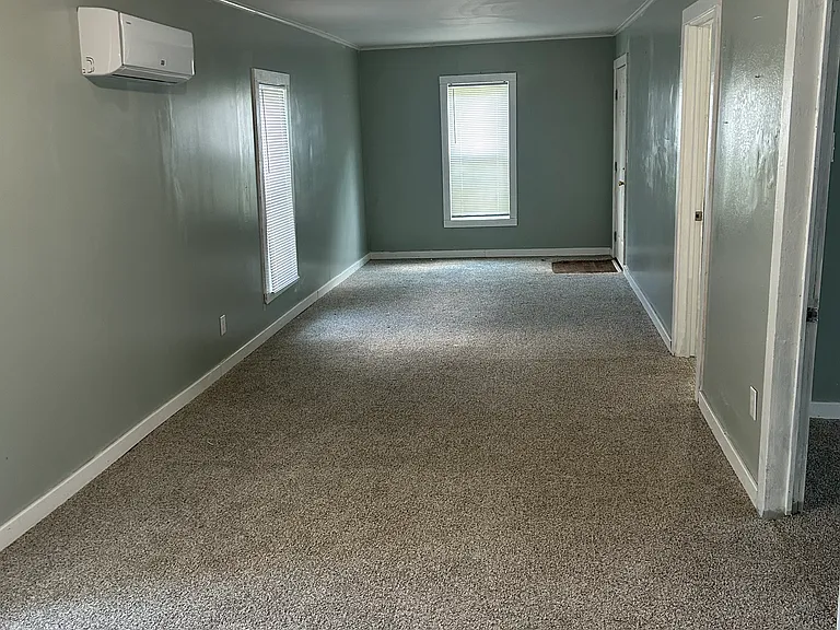 209 N Walnut St — Photo 3
