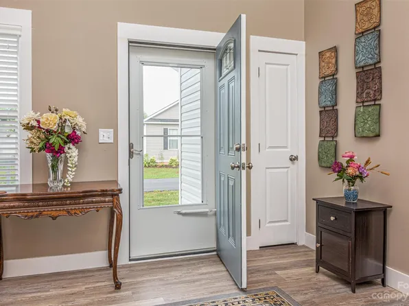 464 Riverwind Dr, Hendersonville, NC 28792