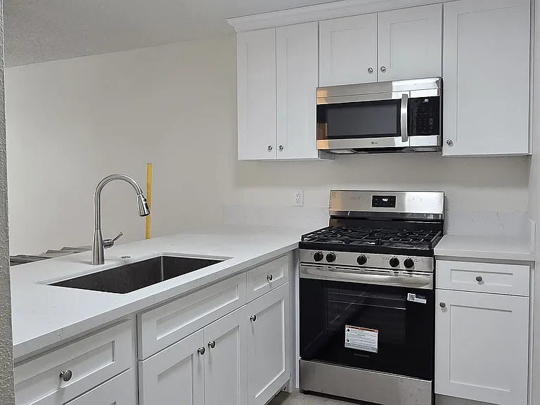 237 50th St #31 — Photo 6