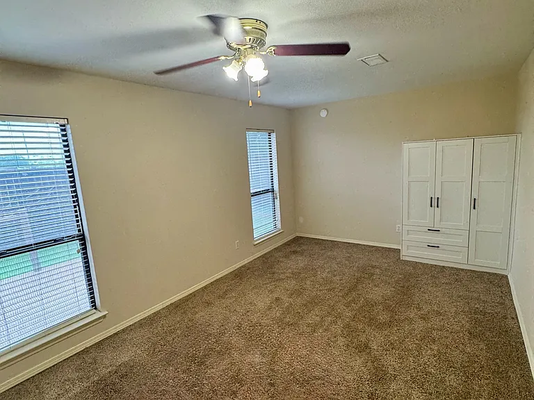 3205 Hillcrest Dr — Photo 6