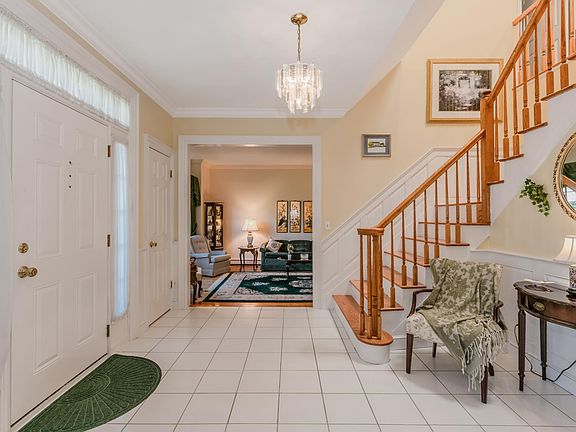 3rd image of 33 Kimberly Dr