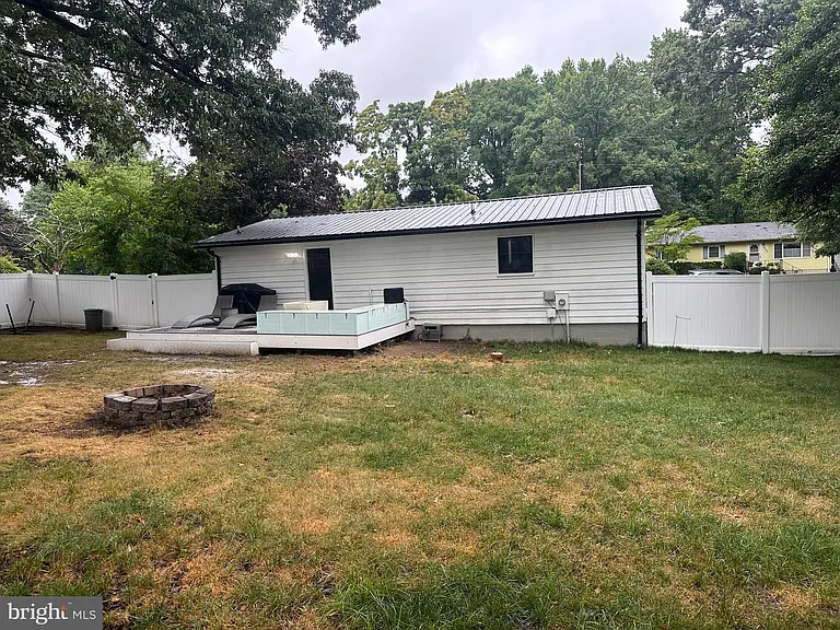 1319 Balsam St — Photo 9
