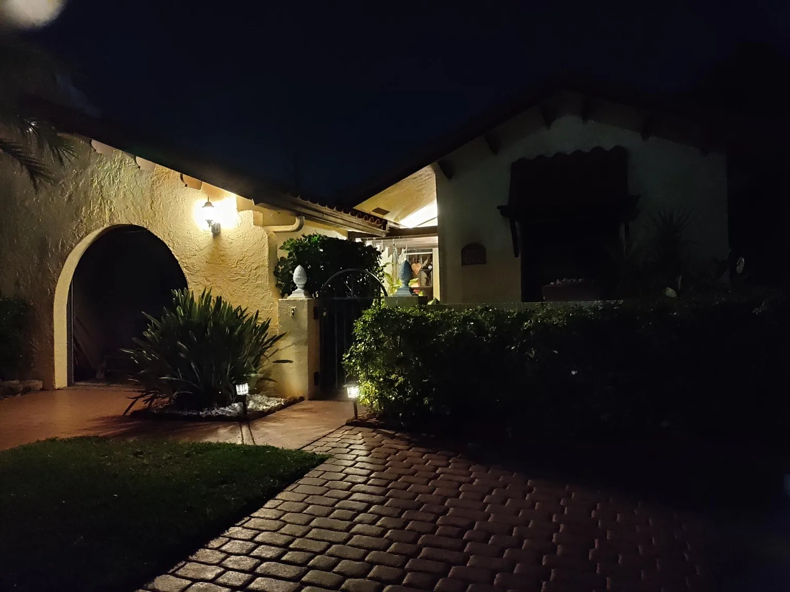 2 bed, 1300 sqft, $1,900 — Photo 2