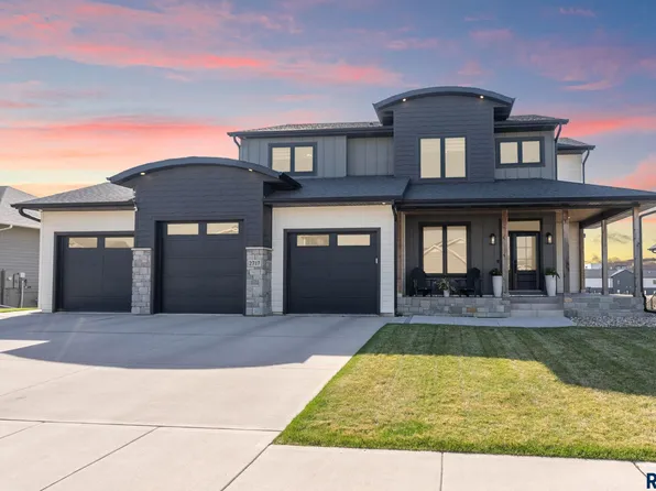 2717 S Moss Stone Ave, Sioux Falls, SD 57110