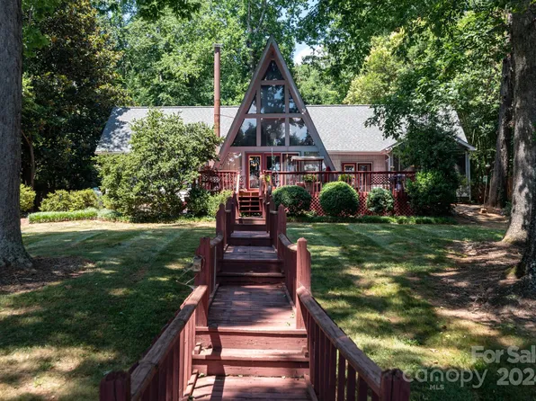 2726 Lake Shore Rd S, Denver, NC 28037