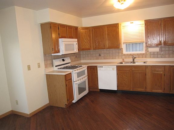 2nd image of 906 N Oak Creek Dr