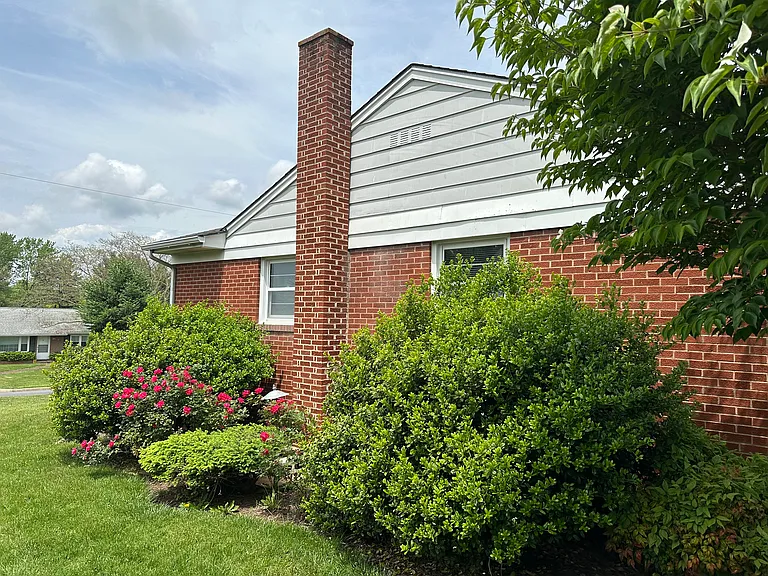 561 Broadview Dr — Photo 5