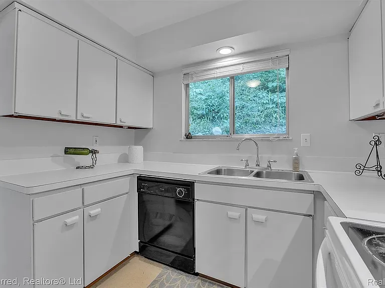 1558 Jones Dr — Photo 9