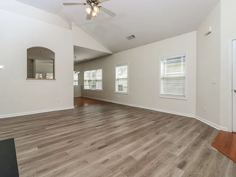 92 Majestic Dr — Photo 5