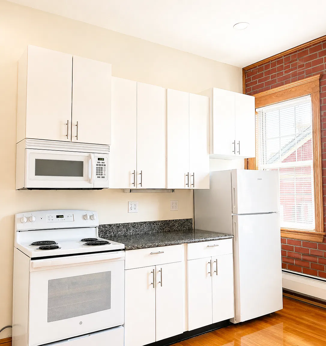 4 bed, $4,400 — Photo 1