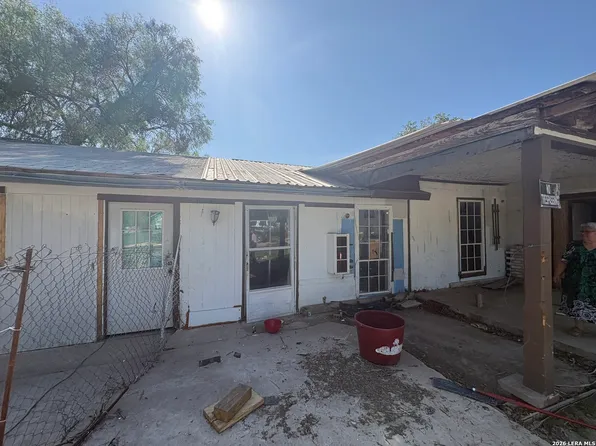 1320 Avenue B, Hondo, TX 78861