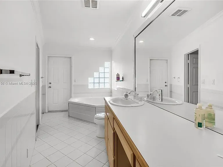 2424 NE 18th Ave — Photo 5