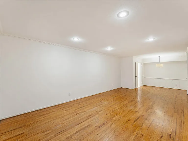 359 N Post Oak Ln #127 — Photo 6
