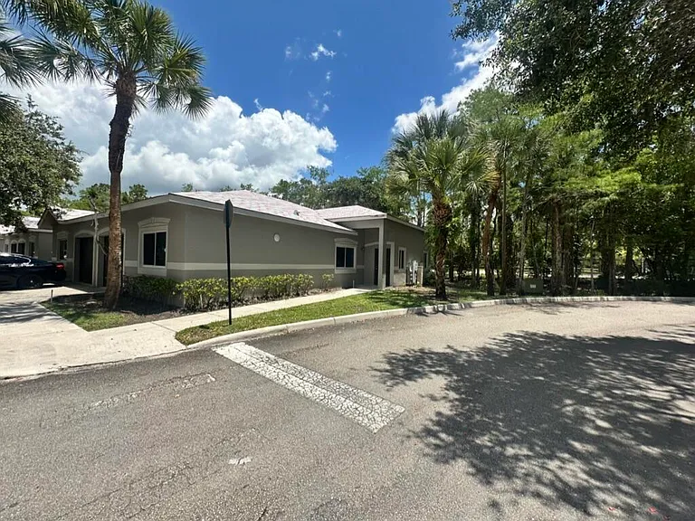 220 Crestwood Cir #106 — Photo 4