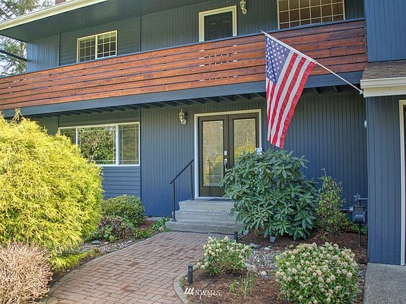 Inviting entry with deck overlooking front yard.
