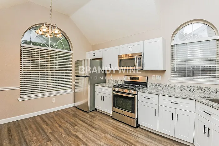 737 Lionel Way — Photo 12