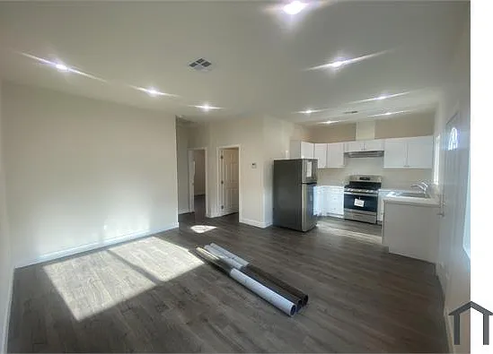 247 E Adams Blvd #B — Photo 2