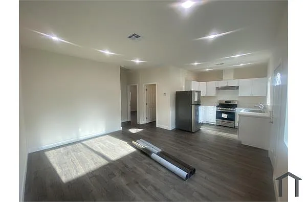 Building Photo - 247 E Adams Blvd #B