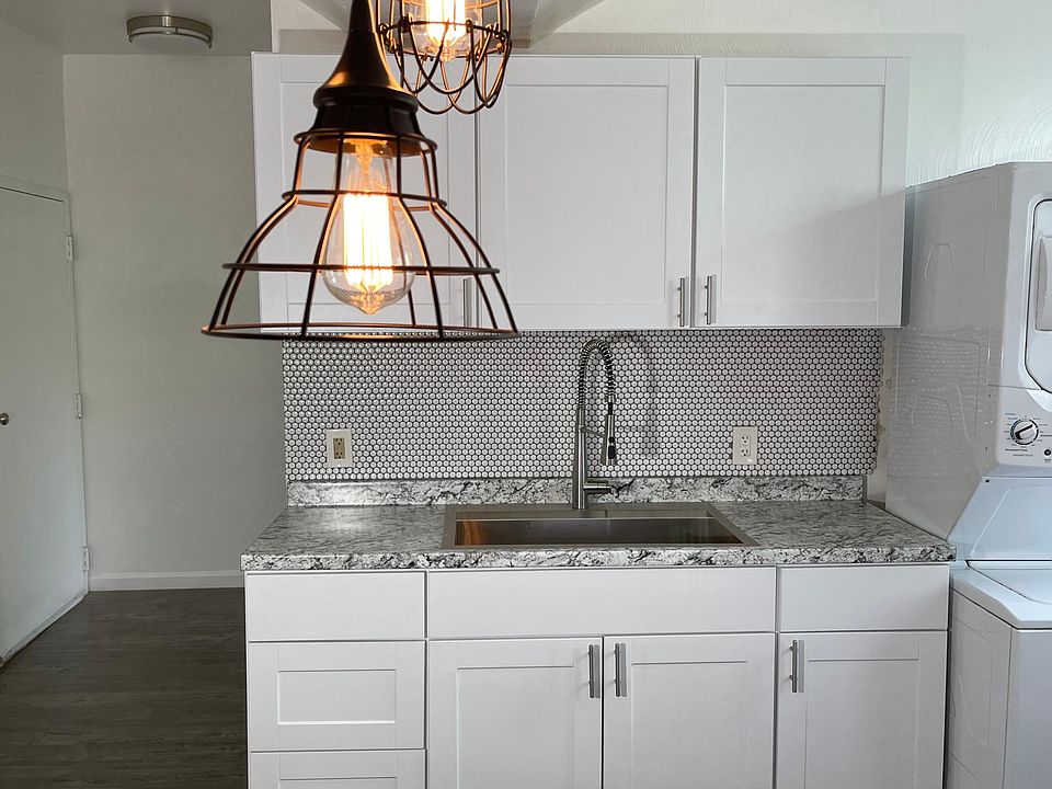 New Satin White Shaker Cabinets, Ceramic Tile Backsplash,
New Kohler Pro Inspired 33" x22" x9" deep basin , Stainless Steel Sink , with Kohler Pro inspired faucet. New Triple Pendant Light