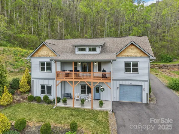 70 Parliament Pl, Waynesville, NC 28785