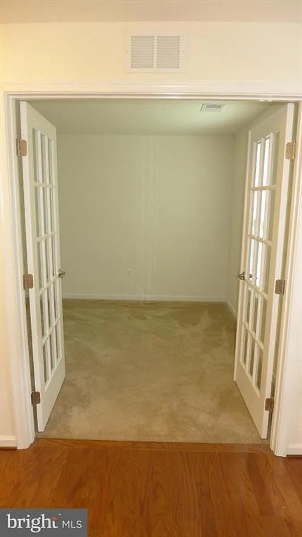 Gorgeous 3bd 2.5bth townhouse w/2 car garage for rent! — Photo 3