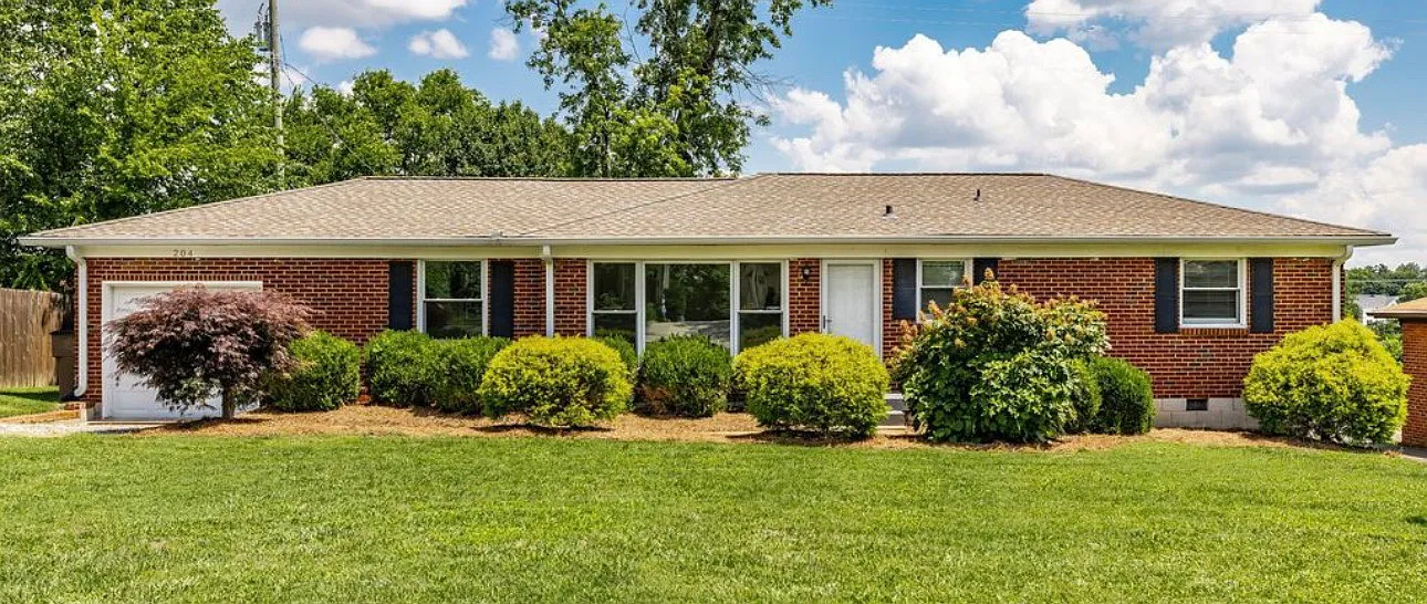 3 bed, 1.5 bath, 1400 sqft, $3,100 — Photo 1