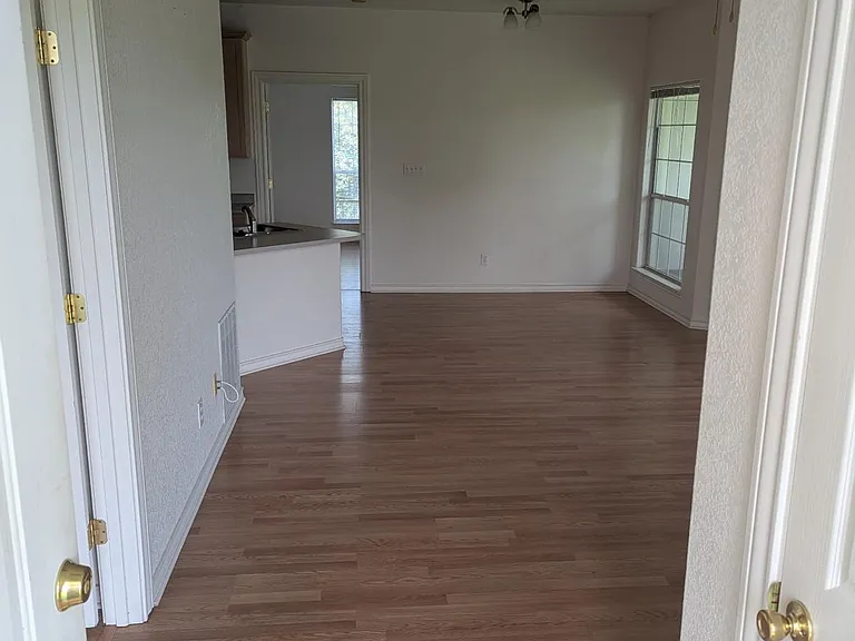 868 Lakeview Dr — Photo 2