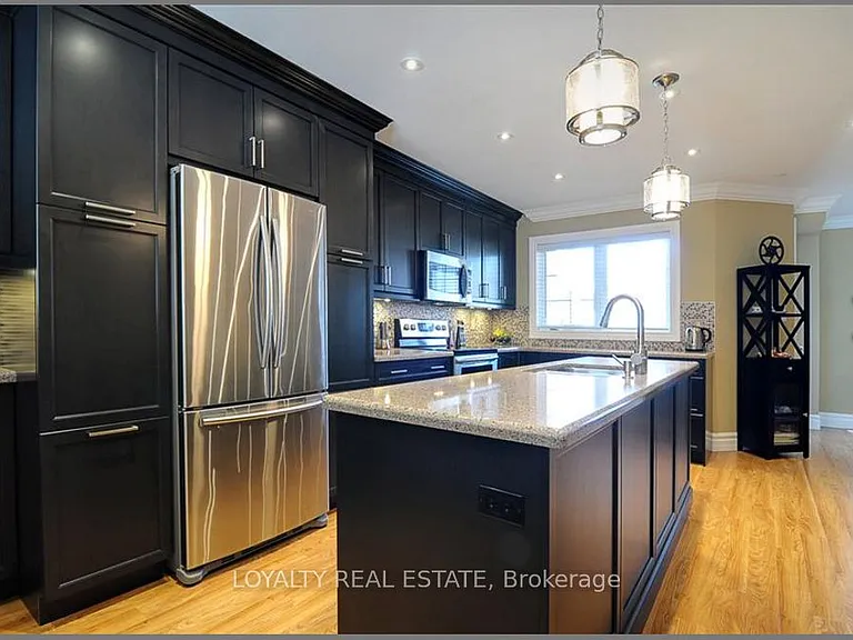 33 Sprucedale Way — Photo 2