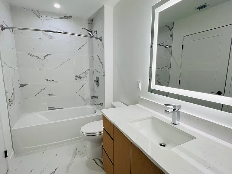 1652 NE 124th St #201 — Photo 15