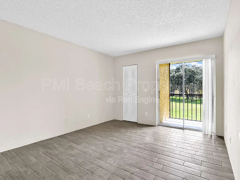 414 Meadows Cir — Photo 18