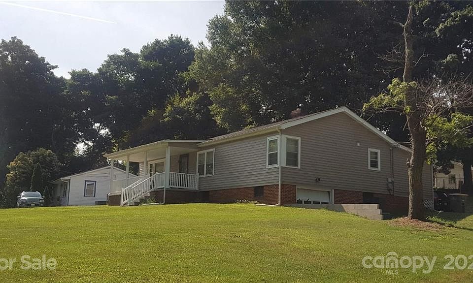 2nd image of 813 Oval St