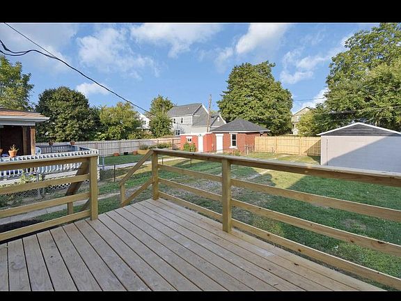 3rd image of 944 Heyl Ave
