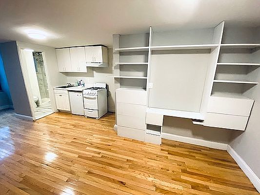 3rd image of 102 Saint Marks Pl APT 6