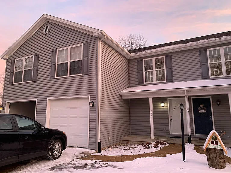 207 N Vine St — Photo 2