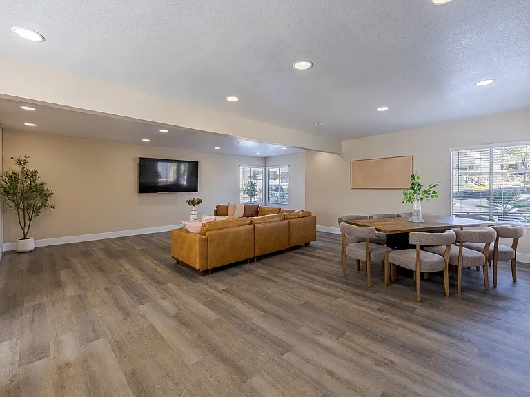 Community Lounge at Sunset Winds Apartments in Henderson, NV 89014