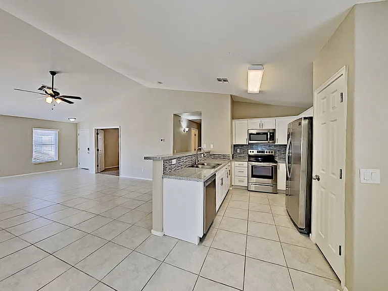 8007 W Deanna Dr — Photo 4