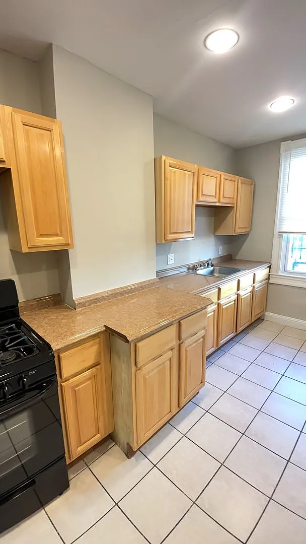 Lovely Two Bedroom — Photo 2