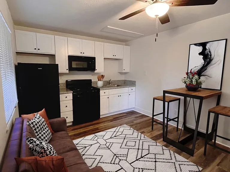 1031 Moss Rd — Photo 1