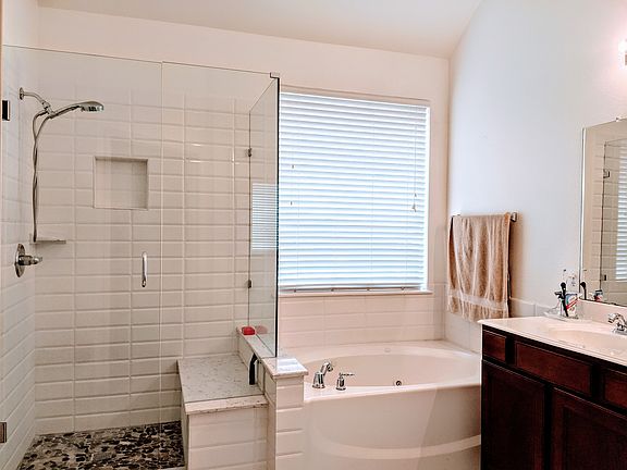 5th image of 204 Red Bluff Dr