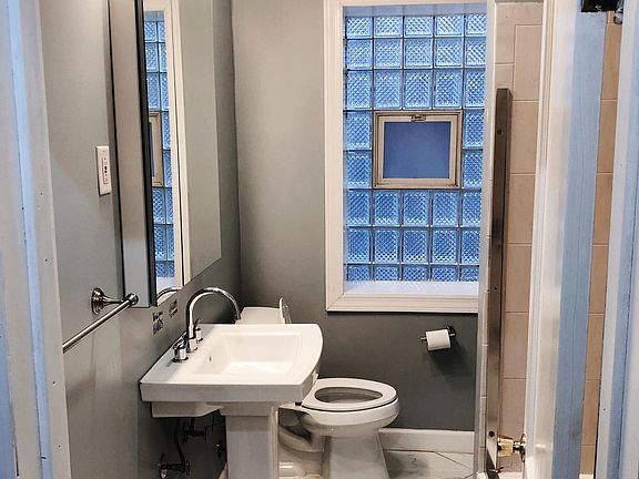5th image of 5228 W Montrose Ave