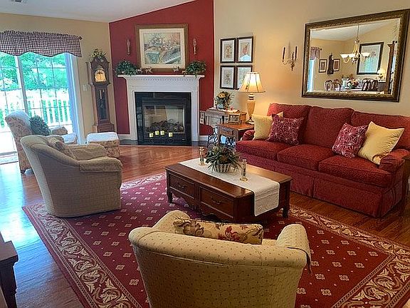 3rd image of 60 Pond Cir