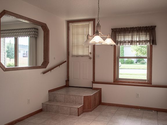 4th image of 806 Bridgeport Dr