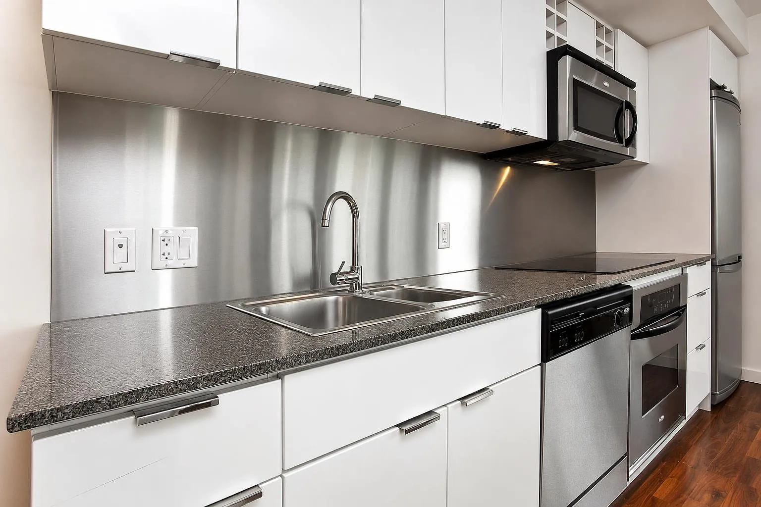 2 bed, 576 sqft, $3,490 — Photo 3