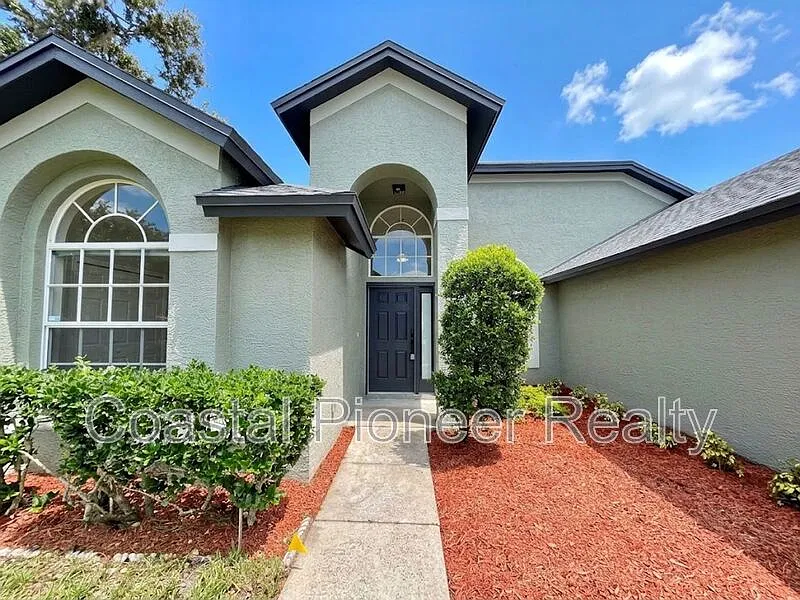 4 bed, 2.0 bath, 2025 sqft, $3,500 — Photo 3