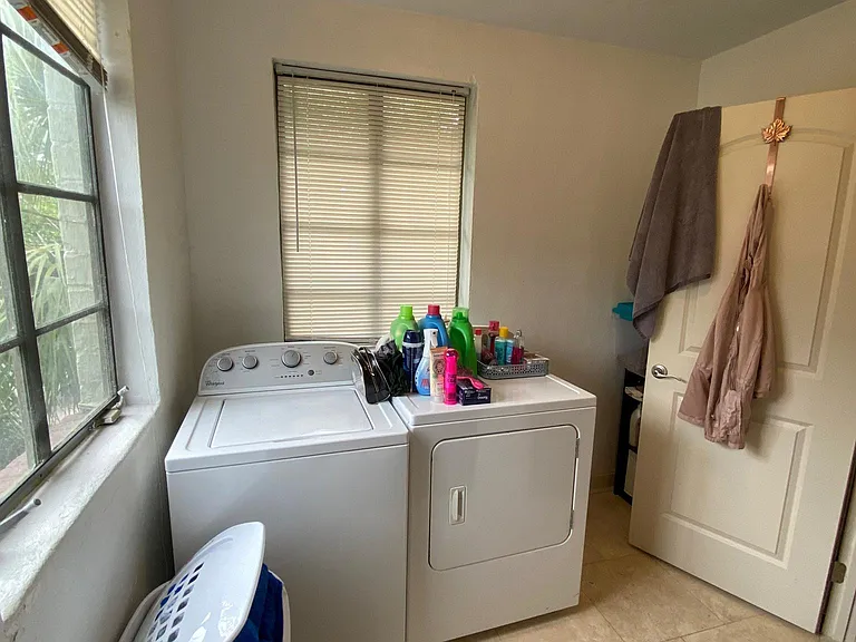 906 SW 7th Ave #3 — Photo 12