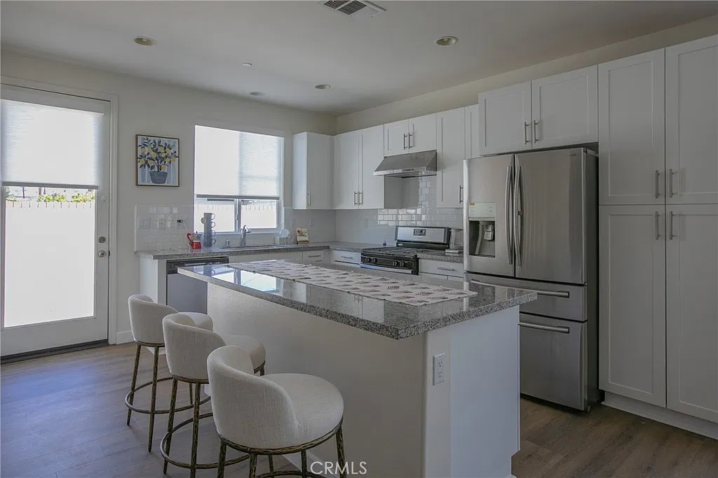 4 bed, 2254 sqft, $4,577 — Photo 2