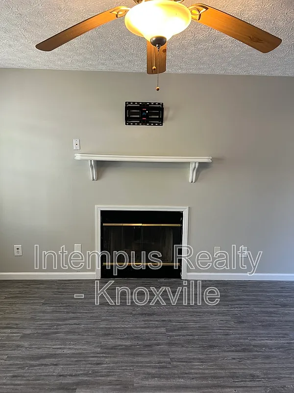 3 bed, 2.5 bath, 1496 sqft, $2,200 — Photo 2
